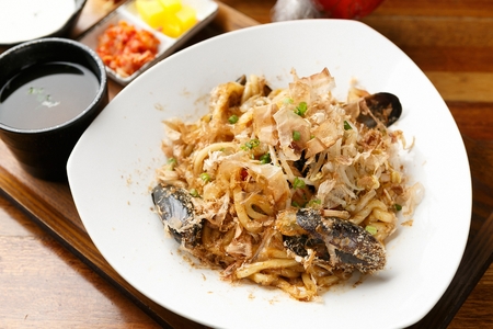 stir-fried seafood udonの写真素材