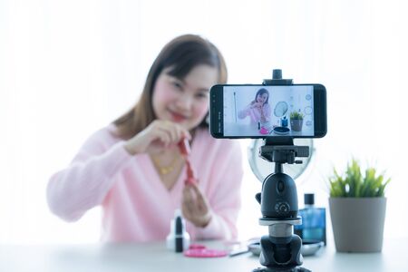 Asian blogger live broadcasting cosmetic makeup tutorial viral video clipの写真素材
