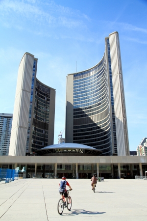 A view of Nathan Phillips Square in Toronto during a beautiful day of Springのeditorial素材