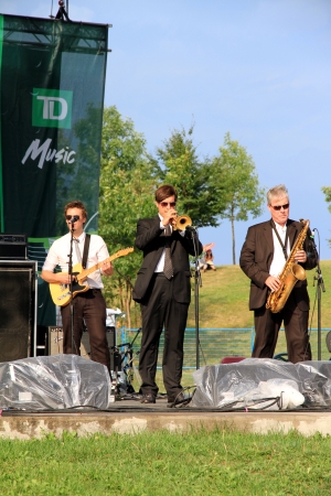 Toronto, Canada, July 22, 2012 - A jazz band playing at the 2012 Toronto Jazz Festivalのeditorial素材