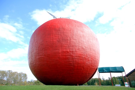 Colborne, Canada, October 8, 2012 - The red apple installation at the Red Big Apple pie factory in Ontarioのeditorial素材