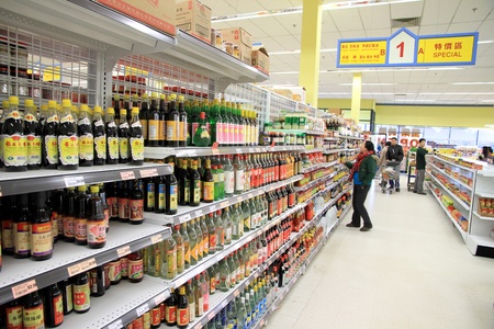 TORONTO - MARCH 29: An Asian supermarket on March 29, 2013 in Toronto. Most of the Asian supermarkets in North America are started and operated by Asian immigrant entrepreneurs and their familiesのeditorial素材