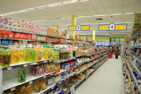 TORONTO - MARCH 29: An Asian supermarket on March 29, 2013 in Toronto. Most of the Asian supermarkets in North America are started and operated by Asian immigrant entrepreneurs and their familiesのeditorial素材