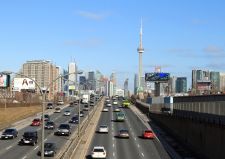 TORONTO - MARCH 1: The Queen Elizabeth Way (QEW) on March 1, 2013 in Toronto. The QEW is one of Ontario\\のeditorial素材