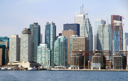 TORONTO - APRIL 9: The skyline of the city on April 9, 2013 in Toronto. Toronto has 2.6 million residents, according to the 2011 Census, and It is currently the 5th most populous city in North Americaのeditorial素材