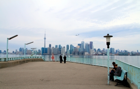 TORONTO - APRIL 9: Toronto Islands pier and the skyline on April 9, 2013 in Toronto. Toronto has 2.6 million residents and It is currently the 5th most populous city in North Americaのeditorial素材