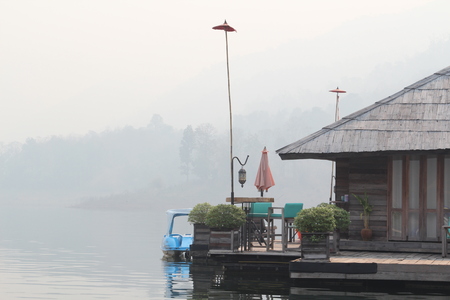 Floating hotel house on lake, Mae Ngud dam, Chiangmai Thailand.のeditorial素材