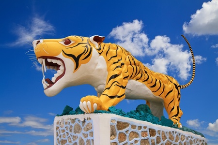 statue tiger on blue skyの写真素材