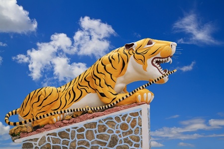 statue tiger on blue skyの写真素材