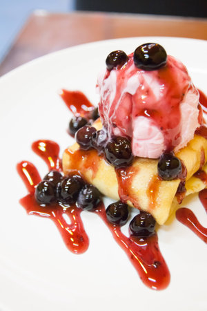 ice screem scoop with berry の写真素材