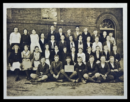 OCILLIA, GA/USA - Vintage 7th grade class image, Ocillia, GA, 1922.  Class in front of school building.のeditorial素材