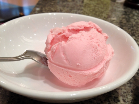  strawberry  ice cream の写真素材