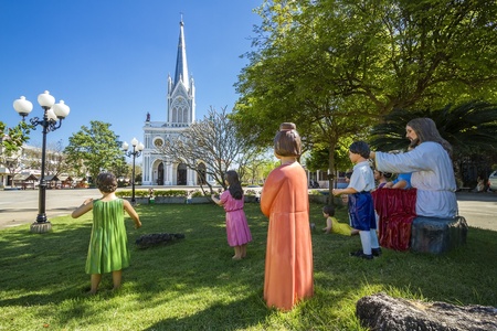 And children Jesus statue with a temple backdrop.の写真素材