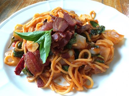 Stir-Fried Spaghetti With Dried Chili And Crispy Bacon.の素材