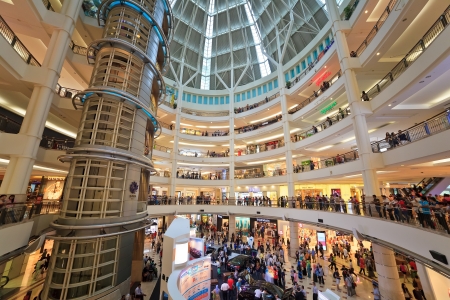 KUALA LUMPUR, MALAYSIA - APRIL 13 : full of crowd in Suria Shopping Mall. Suria KLCC is the luxury shopping locate at lower floor of Petronas Towers. On April 13, 2013, Kuala Lumpur, Malaysia のeditorial素材