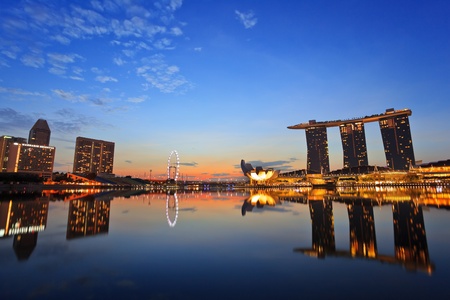 SINGAPORE - APRIL 15 : Nightscape of Singapore Marina Bay Sand and Singapore Flyer from Merlion Park on April 15, 2013, Singapore City. Singaporeのeditorial素材