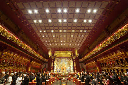 SINGAPORE - APRIL 15 : people say prayers to Buddha in the Buddha Tooth Relic Temple in Singapore's Chinatown on April 15, 2013, Singaporecity, Singaporeのeditorial素材