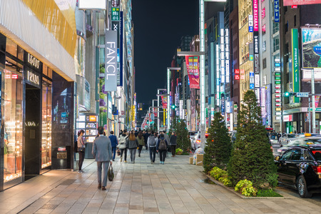 TOKYO, JAPAN - OCTOBER 27, 2017 : Night scene of tourist at Ginza shopping street, Ginza, Tokyo, Japanのeditorial素材