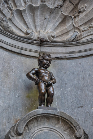Brussels, Belgium - July 15, 2022: the famous Manneken Pis child peeing statueのeditorial素材