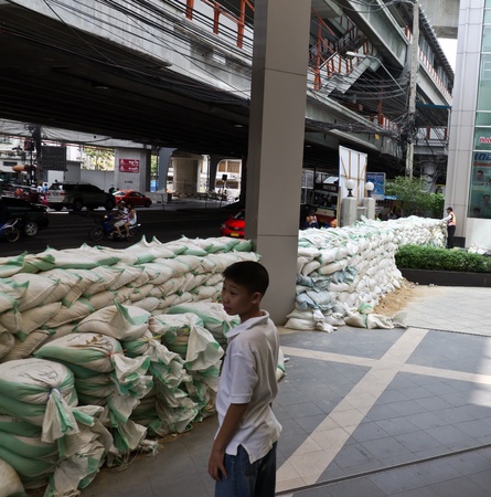 BANGKOK - NOV 10: worst flood disasters in 50 years hits Bangkok streets. Bangkok flooding, 10 November 2011. unidentified people and sandbagsのeditorial素材