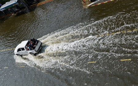 BANGKOK - NOV 10: worst flood disasters in 50 years hits Bangkok streets. Bangkok flooding, 10 November 2011のeditorial素材