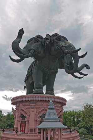 the huge three head elephant statue,  Thailandのeditorial素材