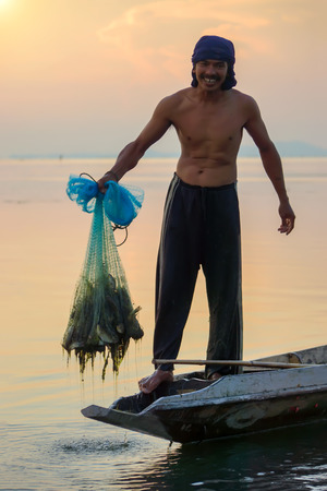 SONGKHLA THAILAND - May 30, 2015: Lifestyle Fishermen are casting on the lake on May 30, 2015 in Songkhla, Thailand.のeditorial素材