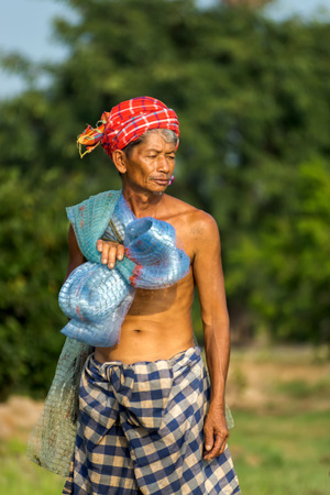SONGKHLA THAILAND - May 30, 2015: Lifestyle Fishermen are casting on the lake on May 30, 2015 in Songkhla, Thailand.のeditorial素材