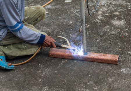 unsafe workers not used the glove, glass safety and safety shoes in time when they work on place