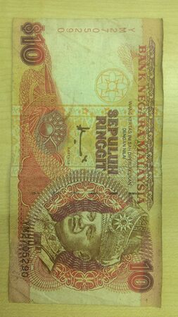 Old money RM10 (in front)