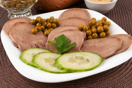 Sliced ââbeef tongue with cucumber and green peasの写真素材
