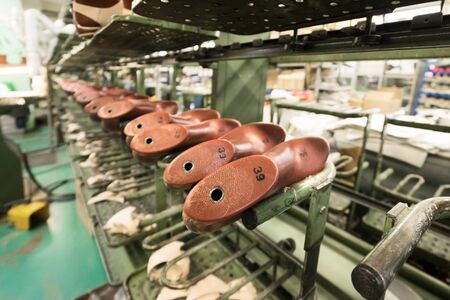 The conveyor of the shoe factory