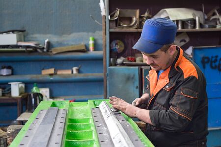 Work on the preparation of the bed of a metal-cutting machine for assembly. The locksmith performs a...