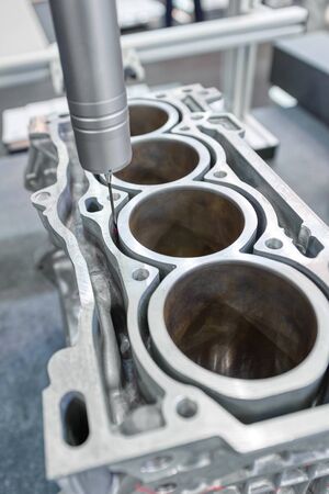 The coordinate measuring machine measures the cylinder block.
