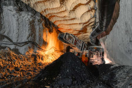 Discharge conveyor of a roadheader. Underground mining of ore deposits