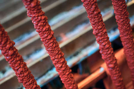Red copper powder overgrowth on long metal cathode rods