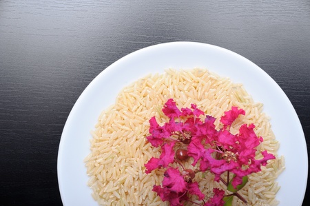 closeup brown rice on plate, decoration with pink flowers
の写真素材