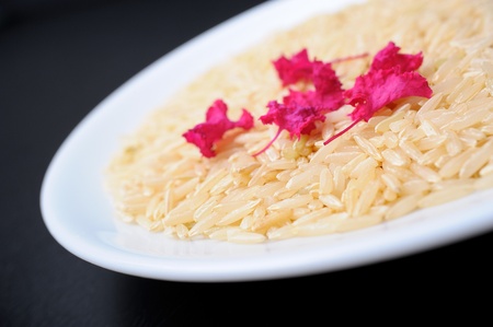 closeup brown rice on plate, decoration with pink flowers
の写真素材
