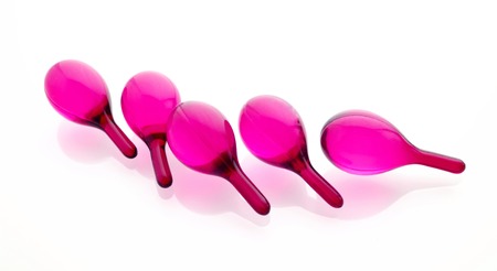 pink hair vitamin oil serum capsule isolated on white background
の写真素材