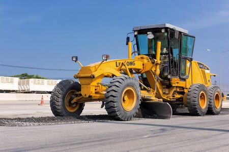 CHONBURI, THAILAND - OCTOBER 16, 2014: Unidentified worker repairing highway.のeditorial素材
