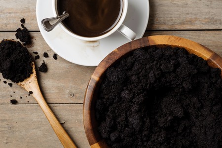 closeup detail of coffee ground in wooden bowlの写真素材