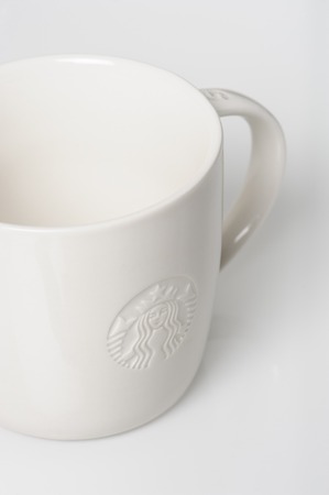 BANGKOK, THAILAND - MARCH 03, 2015: White coffee cup with Starbucks logo. Starbucks is the world's largest coffee house with over 20,000 stores in 61 countries.のeditorial素材