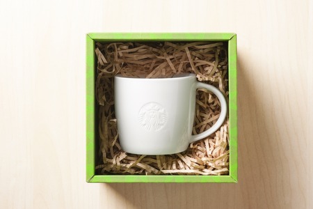 BANGKOK, THAILAND - MARCH 06, 2015: White coffee cup with Starbucks logo. Starbucks is the world's largest coffee house with over 20,000 stores in 61 countries.のeditorial素材