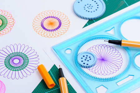 Drawing the spirograph pattern with spirograph kitの写真素材