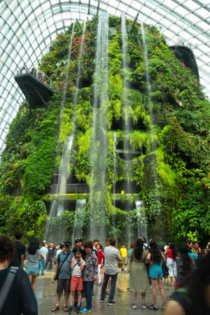 SINGAPORE - MAY 11, 2019: Tourists taking photo withのeditorial素材