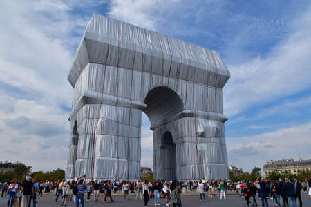 Paris, France. September 19, 2021. Christo and Jeanne-CLaude âs temporary work ãArc de Triomphe Wrappedãのeditorial素材
