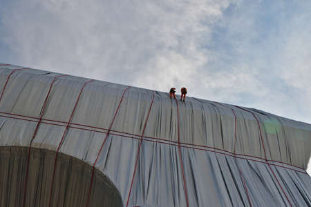 Paris, France. September 19, 2021. Christo and Jeanne-CLaude âs temporary work. Workers doing repair work at âArc de Triomphe Wrappedâ.のeditorial素材