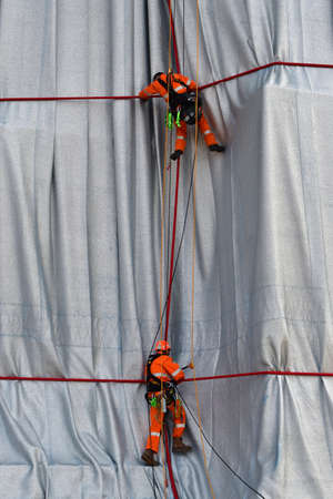 Paris, France. September 19, 2021. Christo and Jeanne-CLaude âs temporary work. Workers doing repair work at âArc de Triomphe Wrappedâ.のeditorial素材
