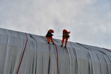 Paris, France. September 19, 2021. Christo and Jeanne-CLaude âs temporary work. Workers doing repair work at âArc de Triomphe Wrappedâ.のeditorial素材