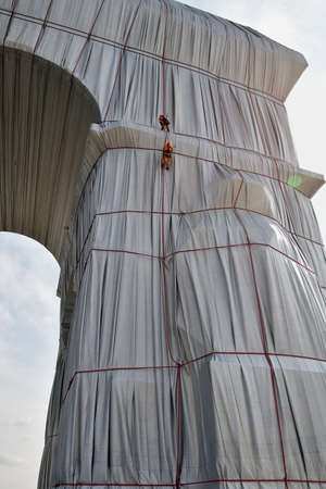 Paris, France. September 19, 2021. Christo and Jeanne-CLaude âs temporary work. Workers doing repair work at âArc de Triomphe Wrappedâ.のeditorial素材